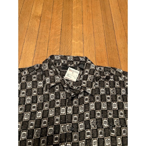 BRAND NEW Manhattan Men’s Shortsleeve Button-up RAYON Size L NWT - Picture 3 of 4